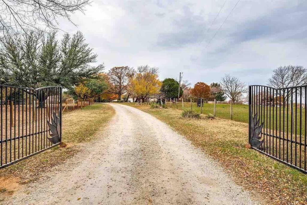 Beautiful Farmhouse W/ Pool On 6 Acres Ranch Aubrey Exterior photo